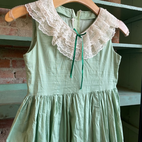 Vintage green dress with lace and bows - Picture 2 of 9